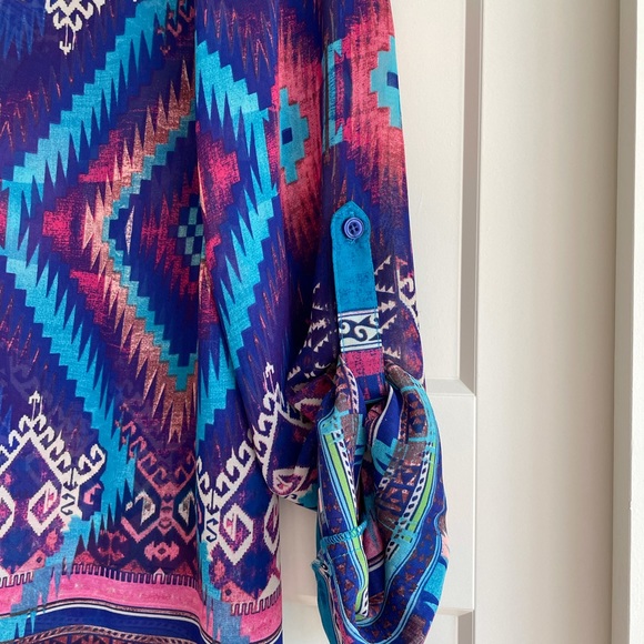 Semi-sheer geometric pattern blouse, size L. - Picture 6 of 12